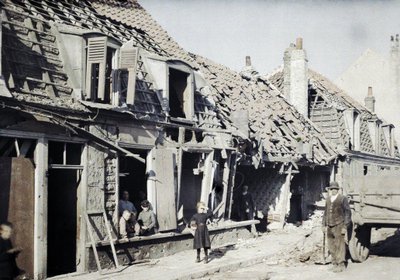 Beschadigde gebouwen na de bombardementen van 10 en 11 september in de stad Rosendaël bij Duinkerken, Regio Nord-Pas-de-Calais, Frankrijk, 11 september 1917 door Paul Castelnau